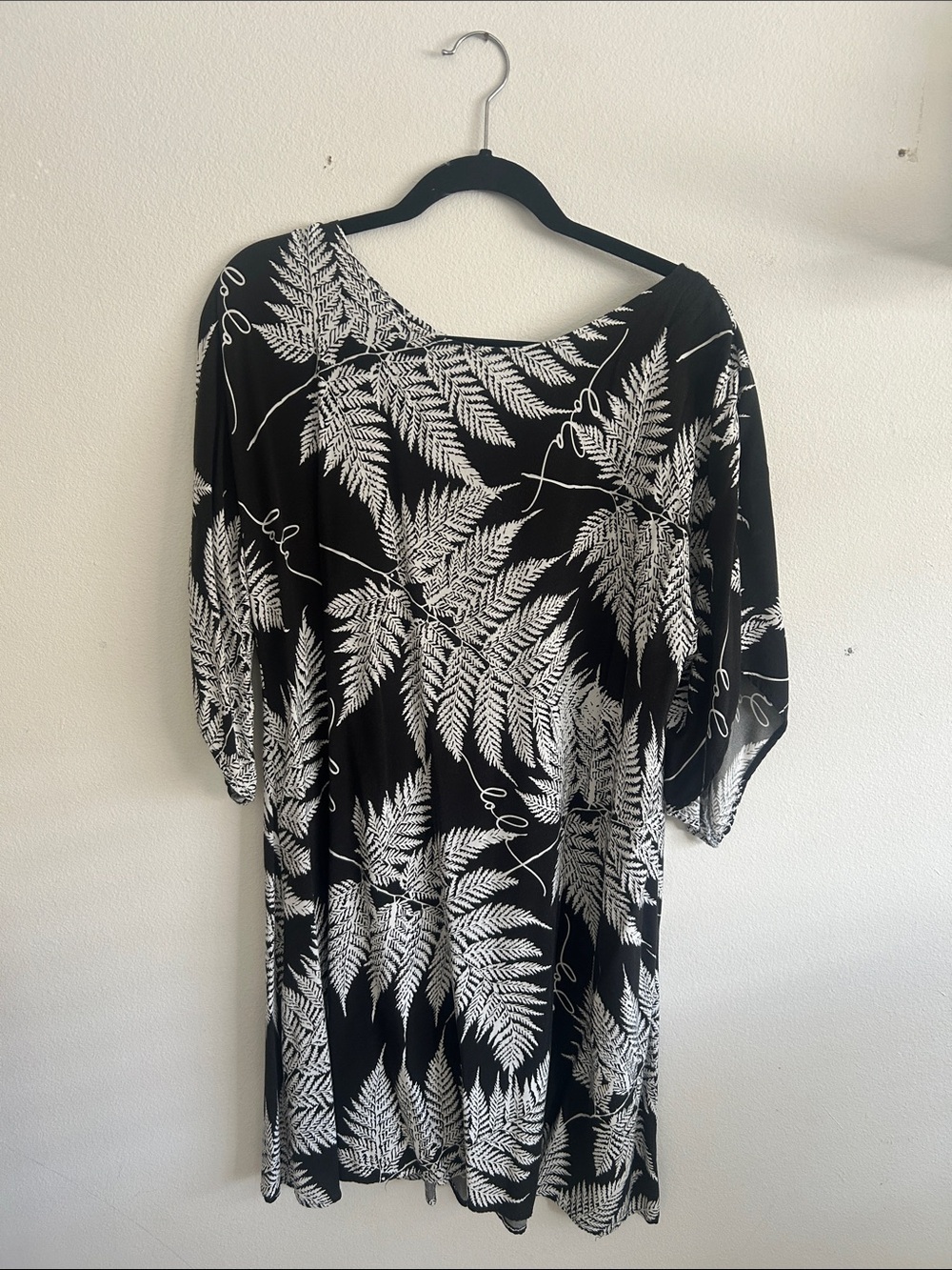 Simply Sisters, Black & White Fern Print Women’s Casual Dress